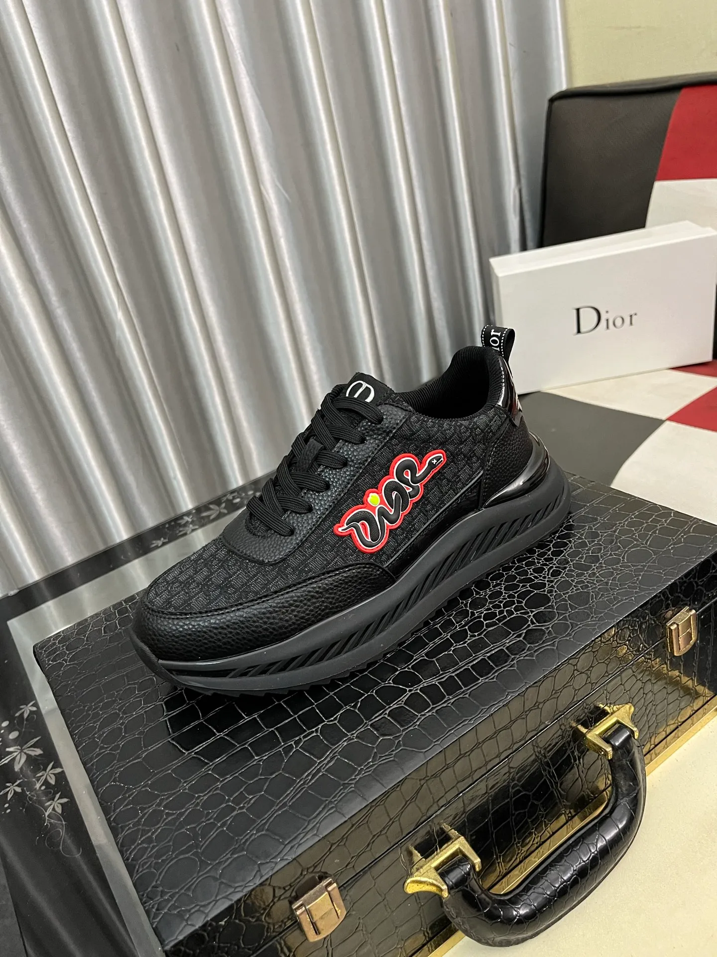 Men's Men's Shoes💰458⌚️⌚️Dior unique modern style sneakers. Counter purchasing 🏃casual leather shoes😍😍 original cowhide leather imported from Italy (refuses to discolor and grind feet) soles: original soles specially provided by the original factory, super cool😍 lace up and walk with wind👍 style design ⚠️ super comfortable and wear-resistant original soles. Just like shooting the real thing 🎬The real thing is better Code number: 38-445⃣️Colors available